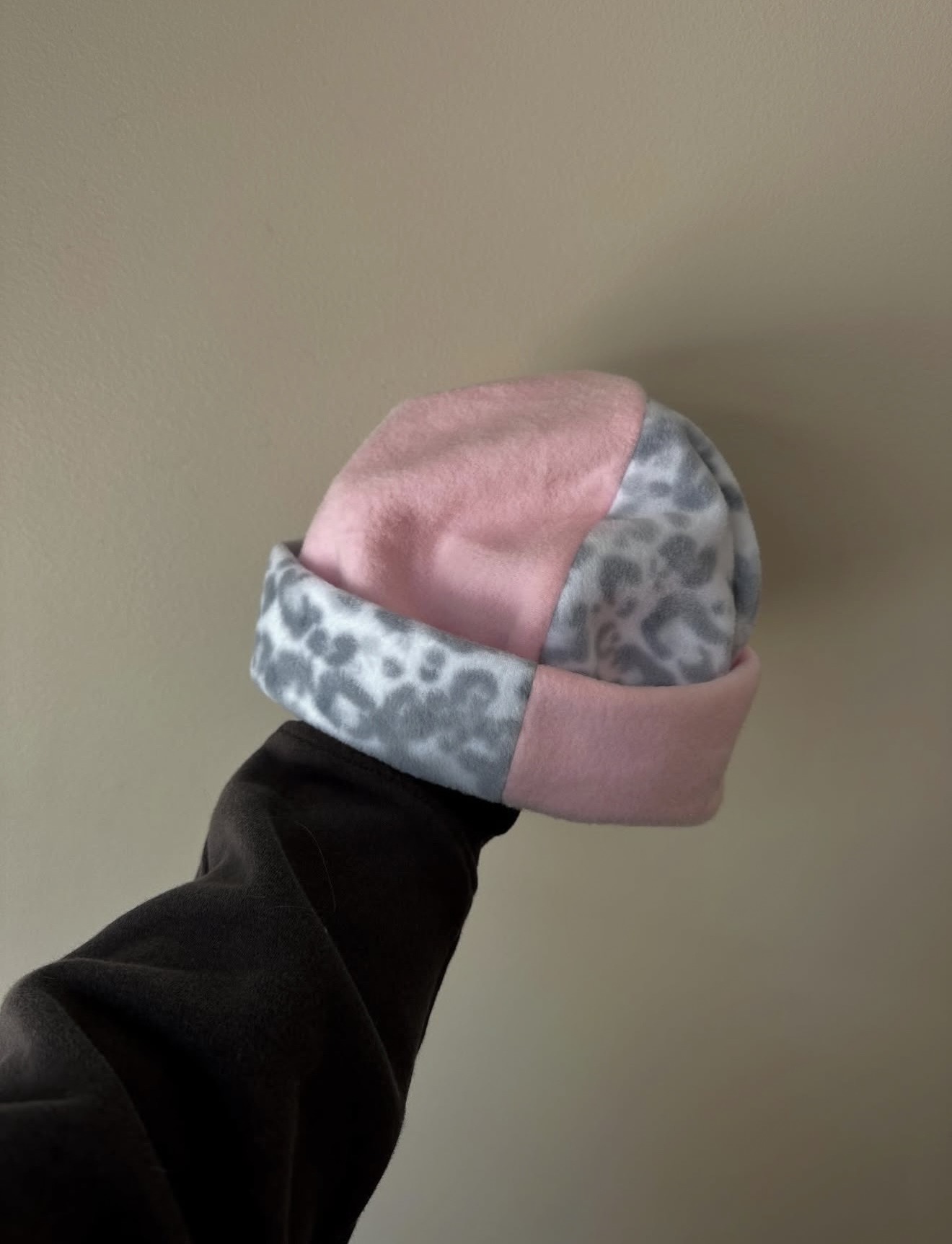 Topstitch beanie — Pink Snow Leopard